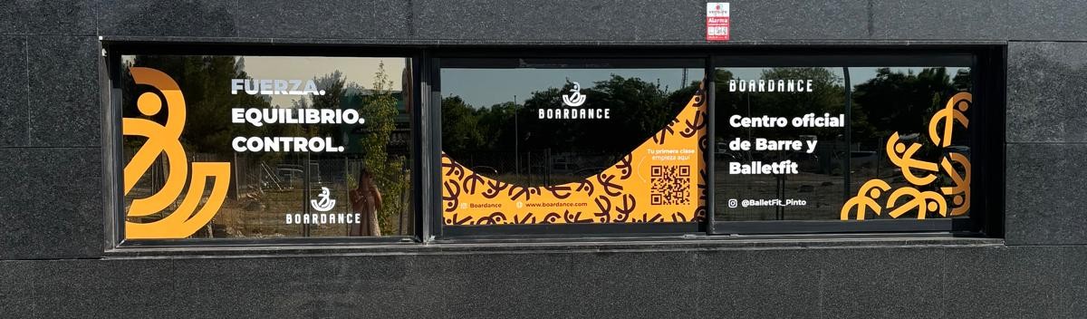 Vinilo del escaparate de Boardance con el imagotipo