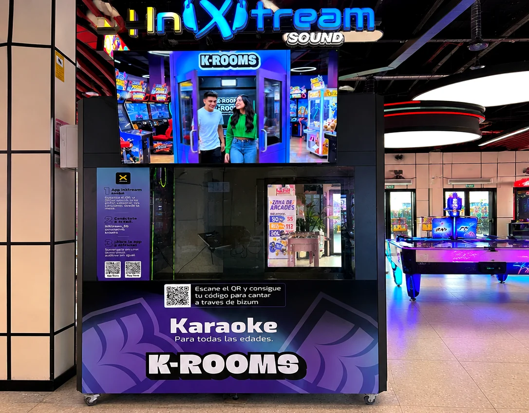 Cabina de karaoke K-Rooms vinilada, instalada en InXtream (vista frontal)